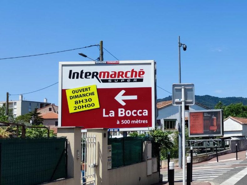 Panneau publicitaire 8 m² exploité par Espaces Conseils, en bord de voie, portant une campagne directionnelle Intermarché
