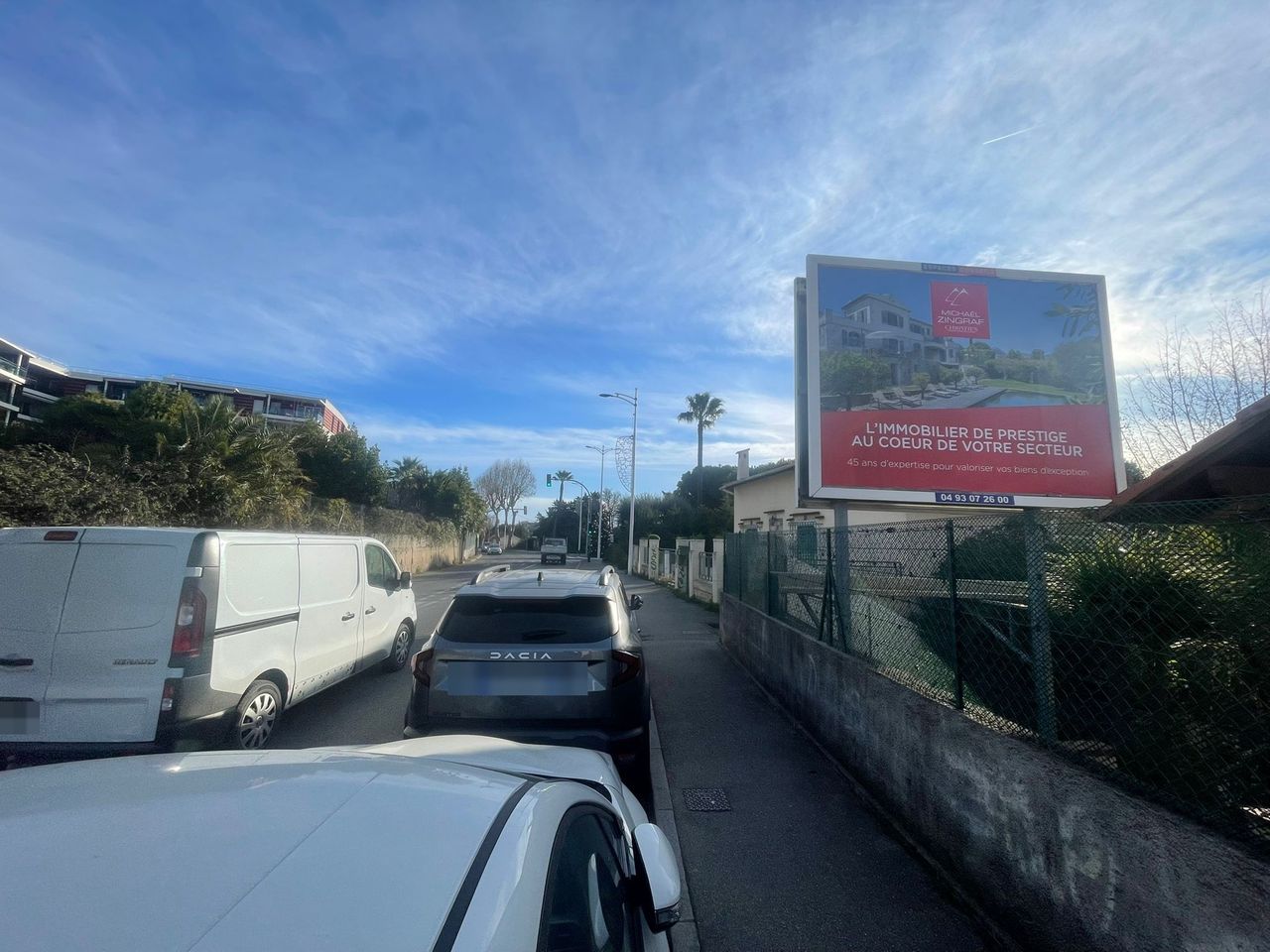 Panneau publicitaire Espaces Conseils de 8 m² implanté en bord de route dans les Alpes-Maritimes